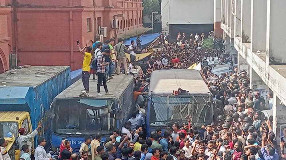 চিন্ময় কৃষ্ণকে বহন করা প্রিজনভ্যান আটকে বিক্ষোভ