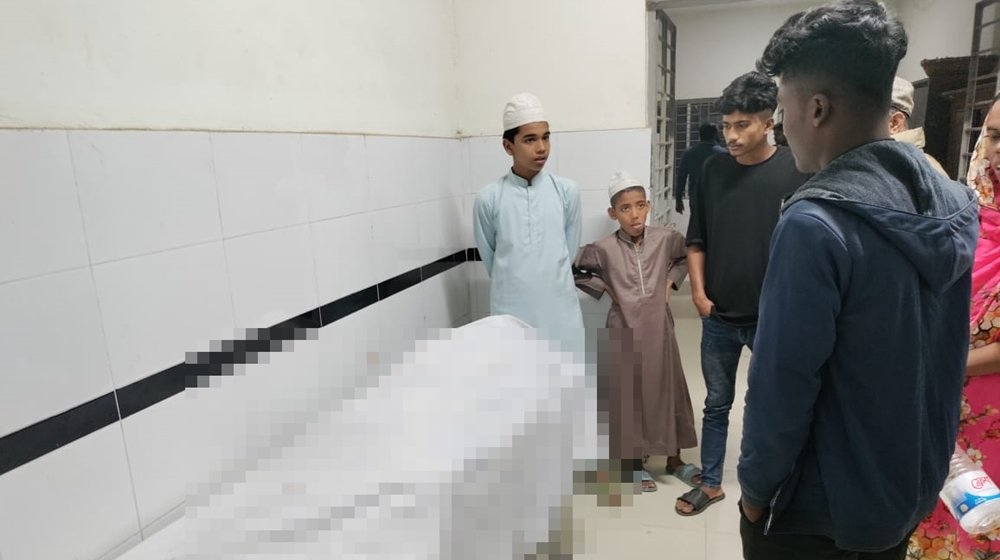 মোটরসাইকেলের তেল নিতে যাওয়ার পথে প্রাণ গেল দুই বন্ধুর