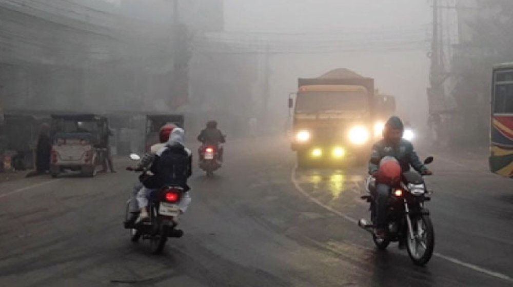 দিনাজপুরে ঘন কুয়াশায় হেডলাইট জ্বালিয়ে চলছে গাড়ি