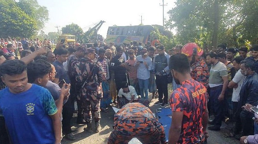 গাছের সঙ্গে বাসের ধাক্কা, নিহত ৩