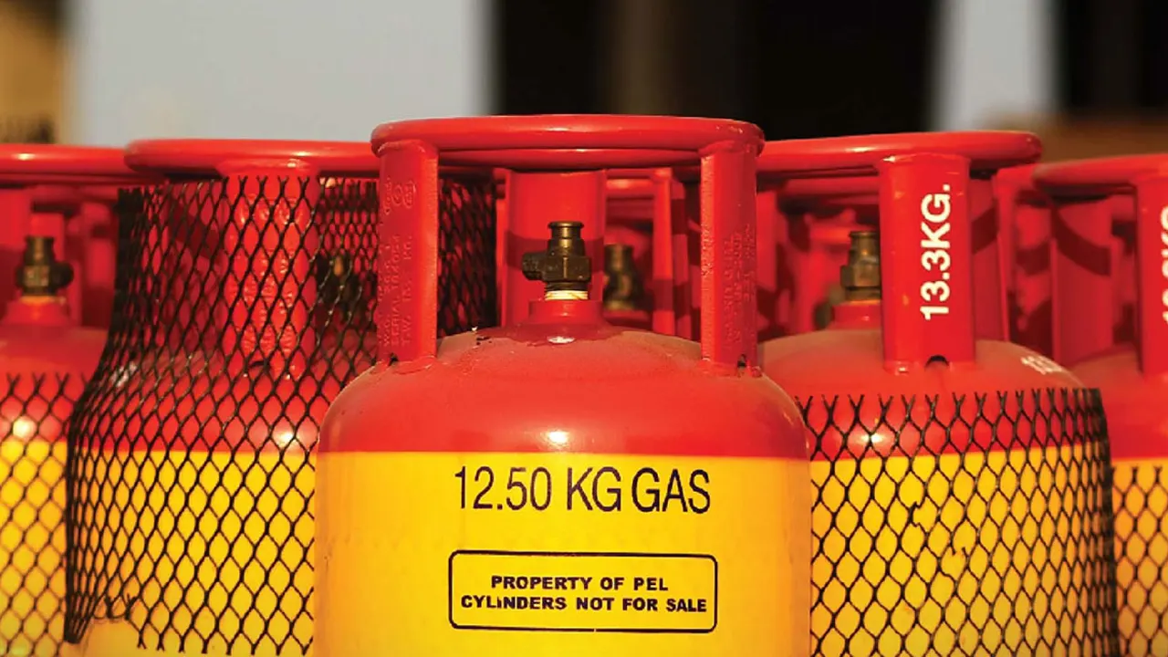 এলপি গ্যাসের দাম বাড়বে না কমবে, সিদ্ধান্ত মঙ্গলবার