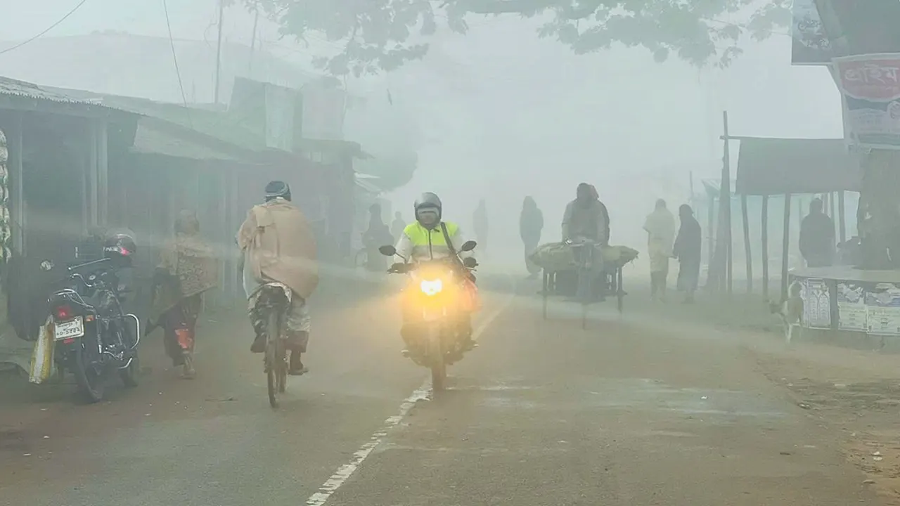 ঘন কুয়াশায় ছেয়ে গেছে দিনাজপুর