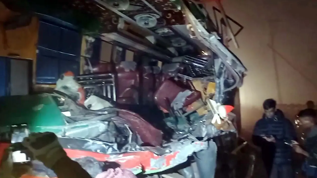 হবিগঞ্জে ট্রাকের পেছনে বাসের ধাক্কা, প্রাণ গেল ২ যাত্রীর