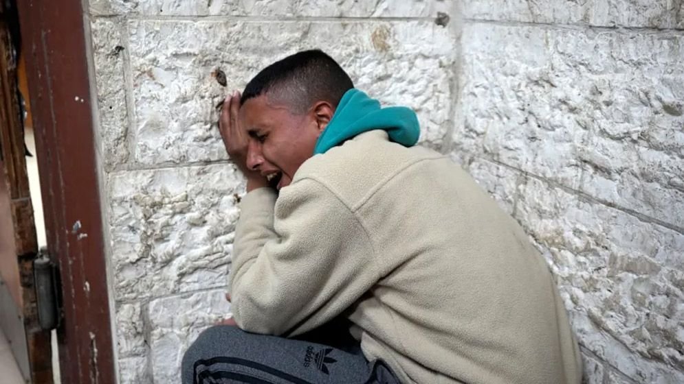 ইসরাইলি বোমার ভয়ে তাঁবুর ভেতর গর্ত খুঁড়ে থাকছে গাজাবাসী