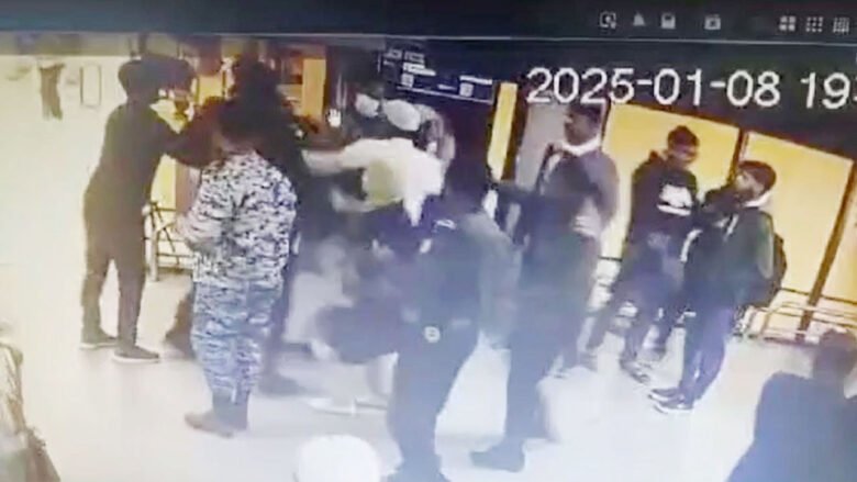 বিমানবন্দরে প্রবাসীকে পিটিয়ে রক্তাক্ত করলো নিরাপত্তাকর্মীরা