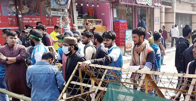 ১০ ঘণ্টা পর বকশীবাজারের সড়ক থেকে সরে গেছেন শিক্ষার্থীরা