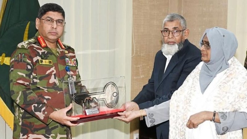 নিহত সেনা কর্মকর্তা তানজিমের বাবা-মায়ের কাছে ফ্ল্যাটের চাবি হস্তান্তর