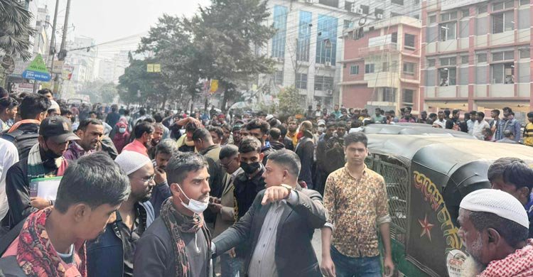 টিকা না পেয়ে সড়ক অবরোধ প্রবাসীদের