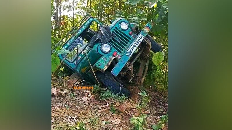 সাজেক চান্দের গাড়ি উল্টে ৭ পর্যটক আহত