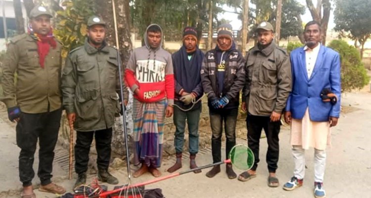 টাংগুয়ার হাওরে মাছ ধরার ইলেকট্রনিক যন্ত্র ও পাখিসহ আটক ৩