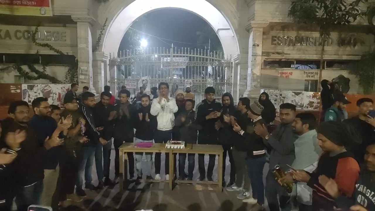 মধ্যরাতে কেক কেটে প্রতিষ্ঠাবার্ষিকী উদ্‌যাপন ঢাকা কলেজ ছাত্রদলের