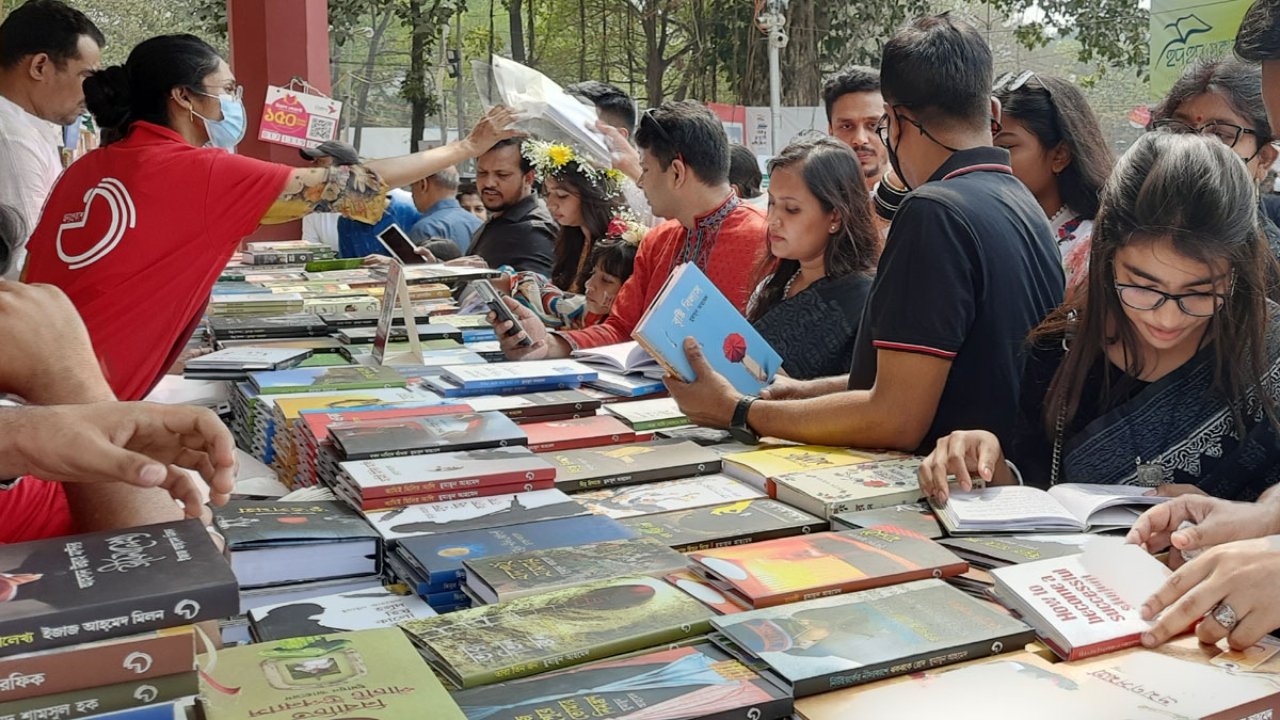 পর্দা উঠল বইমেলার, উদ্বোধন করলেন প্রধান উপদেষ্টা
