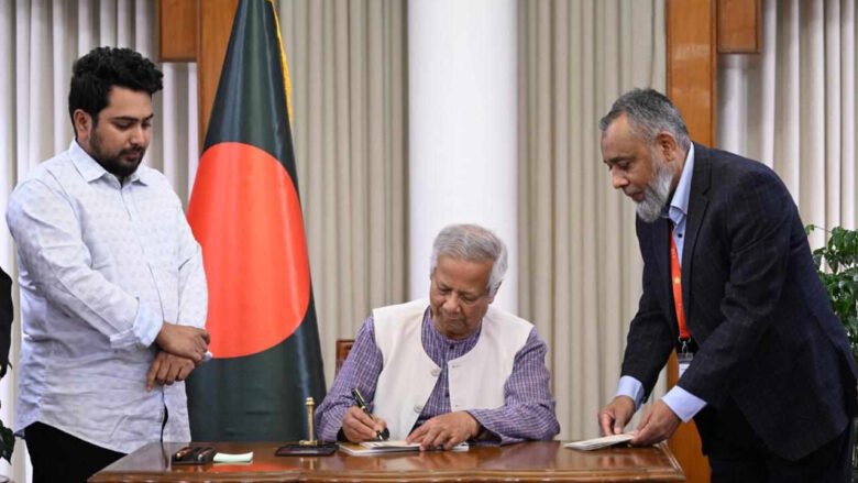 গণঅভ্যুত্থানে নারীদের অংশগ্রহণকে চিত্রায়িত করে ডাকটিকিট, অবমুক্ত করলেন প্রধান উপদেষ্টা