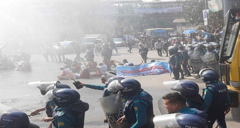 শিক্ষক নিবন্ধনধারীরা ছত্রভঙ্গ শাহবাগে, পুলিশের লাঠিচার্জ