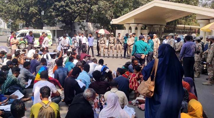 প্রধান উপদেষ্টার কার্যালয়ের সামনে জুলাই আন্দোলনে আহতদের অবস্থান