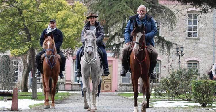 ঘোড়ায় চেপে স্পেন থেকে পবিত্র হজ পালনে মক্কার পথে ৩ বন্ধু
