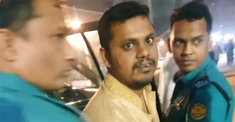 সিরাজগঞ্জে নিষিদ্ধ ঘোষিত ছাত্রলীগ নেতাকে পুলিশে দিল ছাত্র-জনতা