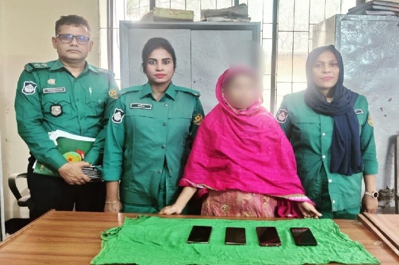 চুরি হওয়া মোবাইল ফোনসহ পেশাদার চোর চক্রের এক নারী সদস্য গ্রেফতার