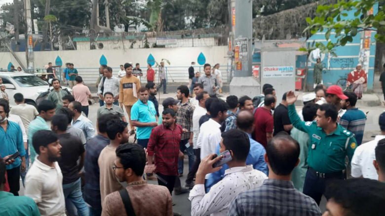 চাকরির পরীক্ষার প্রশ্ন আসেনি কেন্দ্রে, প্রতিবাদে সড়ক অবরোধ