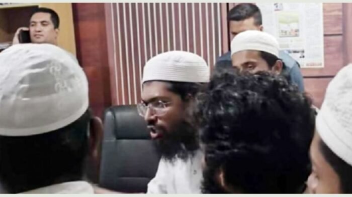 পোশাক নিয়ে ঢাবি ছাত্রীকে হেনস্তা, কর্মচারী গ্রেপ্তার