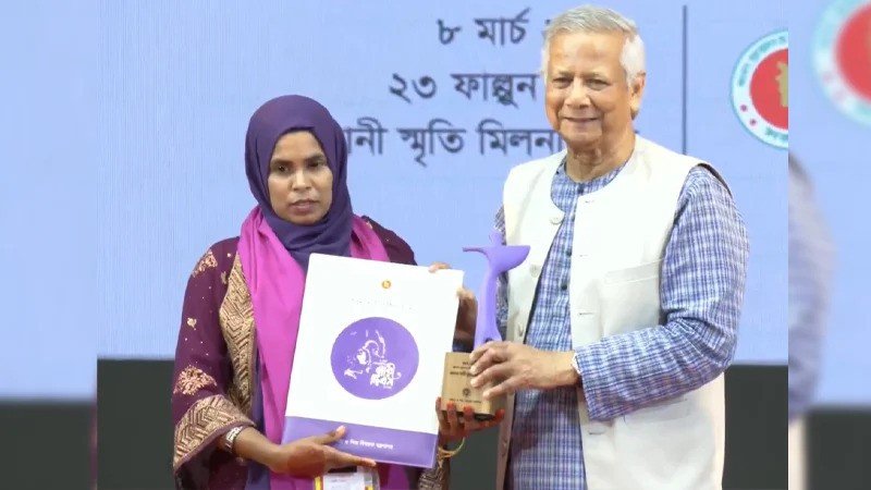 অদম্য নারীদের হাতে পুরস্কার তুলে দিলেন প্রধান উপদেষ্টা