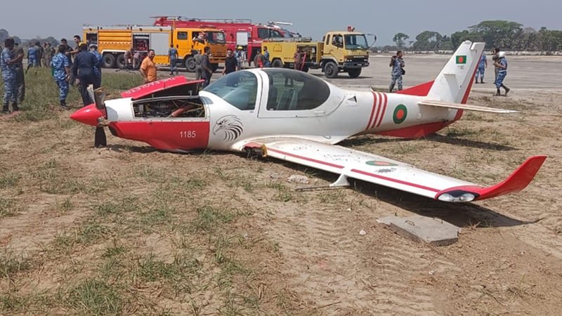 যশোরে প্রশিক্ষণ বিমানের জরুরি অবতরণ, অক্ষত দুই পাইলট