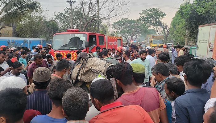 পাবনায় বাস-সিএনজি সংঘর্ষ, শিশুসহ নিহত ৪