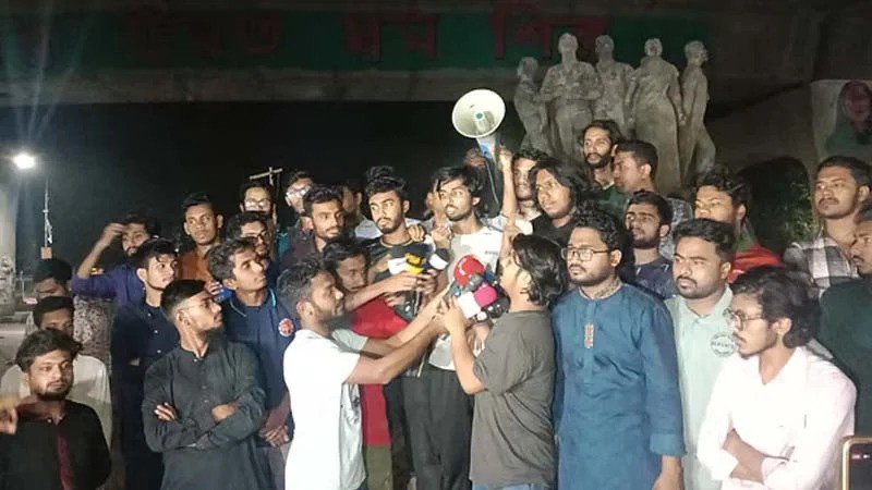 আ. লীগ নিষিদ্ধের দাবিতে মধ্যরাতে উত্তাল ঢাবি