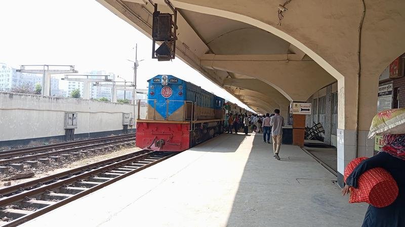 ঈদযাত্রার প্রথম দিনেই বিলম্ব করলো ২ট্রেন