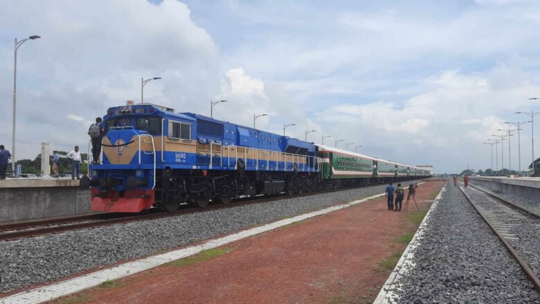 নির্দিষ্ট সময়ে ছেড়ে যাচ্ছে ট্রেন, আজ ঢাকা ছাড়বে ৬৯টি