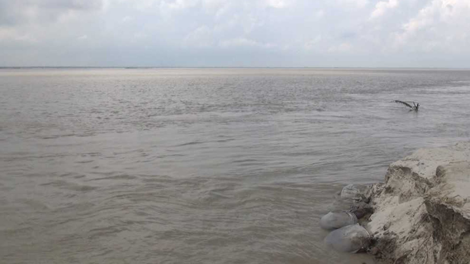 পদ্মায় ঘুরতে গিয়ে নৌকা ডুবে প্রাণ গেল স্বামী-স্ত্রীর