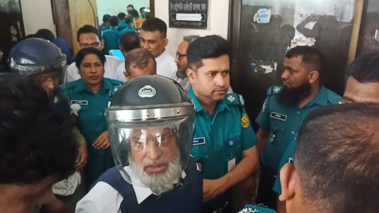 কাঠগড়ায় দাঁড়িয়ে আইনজীবীর ওপর ক্ষোভ ঝাড়লেন হাজী সেলিম