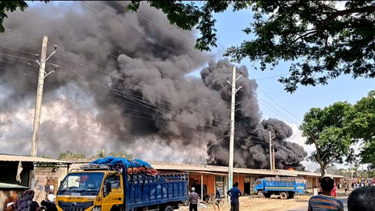 ফরিদপুরে পিচ ঢালাইয়ের মিক্সার প্লান্টে বিস্ফোরণ, দগ্ধ দুই শ্রমিক