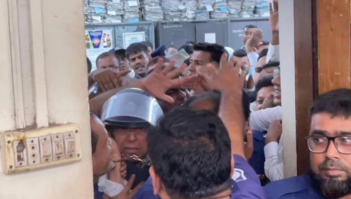 শুনানি শেষে আনিসুল হককে চড়-থাপ্পড়