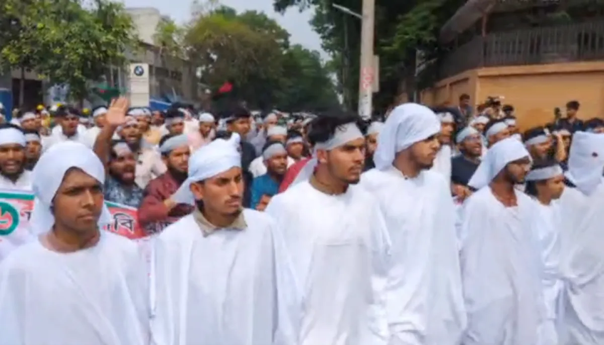 ৬ দফা দাবিতে কাফনের কাপড় বেঁধে গণমিছিল করছে কারিগরি শিক্ষার্থীরা