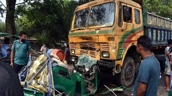 ঈদ যাত্রায় সড়ক দুর্ঘটনায় ৩২২ জনের প্রাণহানি