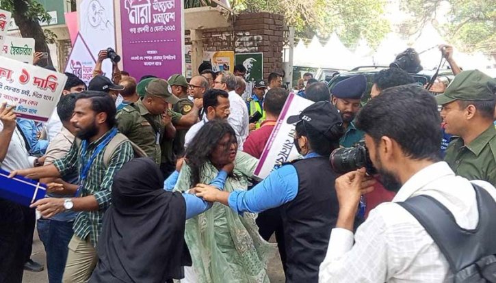 গভর্নরের গাড়ি আটকে দিলেন ব্র্যাক ব্যাংকের চাকরিচ্যুত কর্মীরা