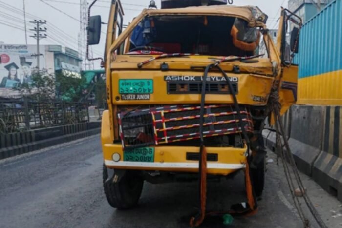 সাভারে বাসে ওঠার সময় ট্রাকের ধাক্কায় দুই যাত্রী নিহত