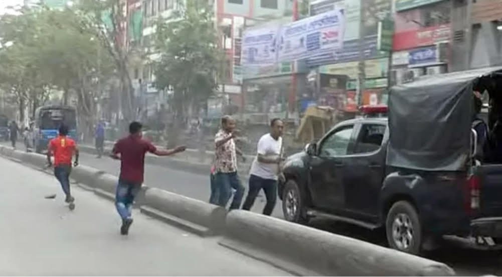 আইভীকে গ্রেপ্তার করে নিয়ে যাওয়ার সময় পুলিশের গাড়িবহরে হামলা