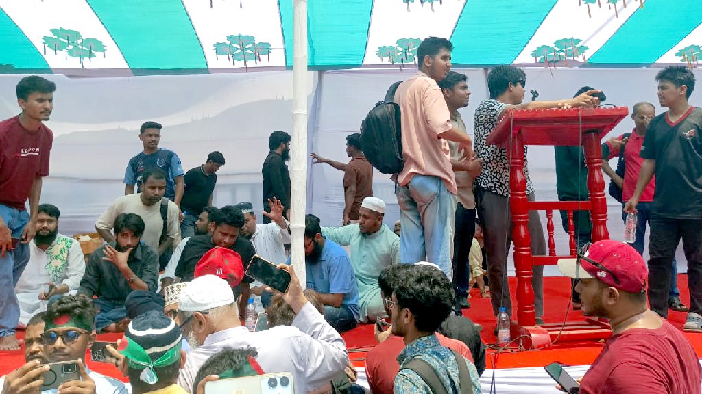 যমুনার কাছ থেকে সরে মঞ্চের সামনে অবস্থান বিক্ষোভকারীদের