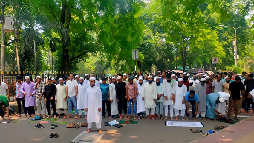 যমুনার সামনে বিক্ষোভকারী ছাত্র-জনতার জুমার নামাজ আদায়