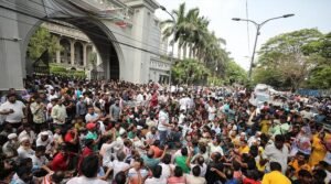 ইশরাককে মেয়র পদে বসানোর দাবিতে ২য় দিনের মতো অবস্থান, সড়ক বন্ধ