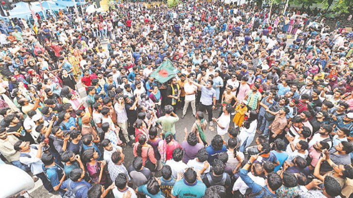 টানা তিনদিন আন্দোলনের পর জবি শিক্ষার্থীদের দাবি মেনে নিল সরকার