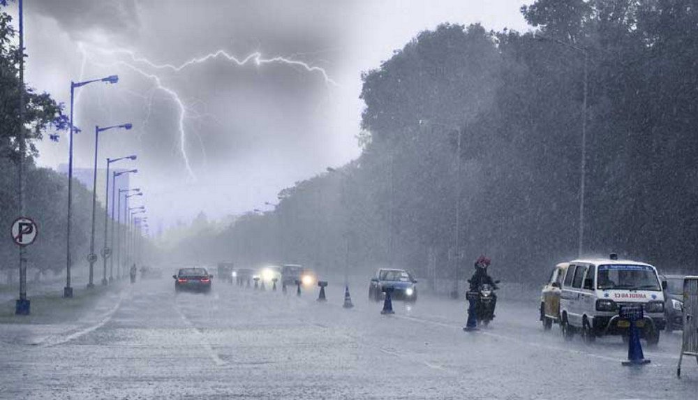মধ্যরাতের মধ্যে ঢাকা এবং আশপাশের অঞ্চলে বজ্রবৃষ্টির আভাস