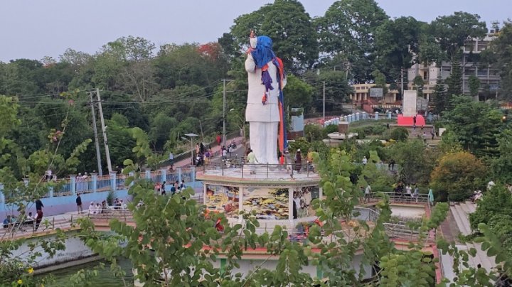 রাঙামাটিতে ভেঙে ফেলা হচ্ছে শেখ মুজিবুর রহমানের ভাস্কর্য