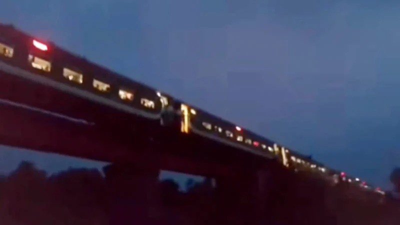১৩ বগি ব্রিজের ওপর রেখেই চলে গেল ট্রেন