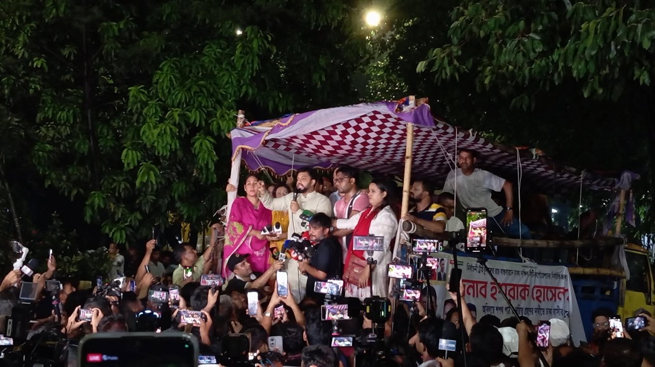 অবশেষে আন্দোলনকারীদের সঙ্গে মাঠে নামলেন ইশরাক