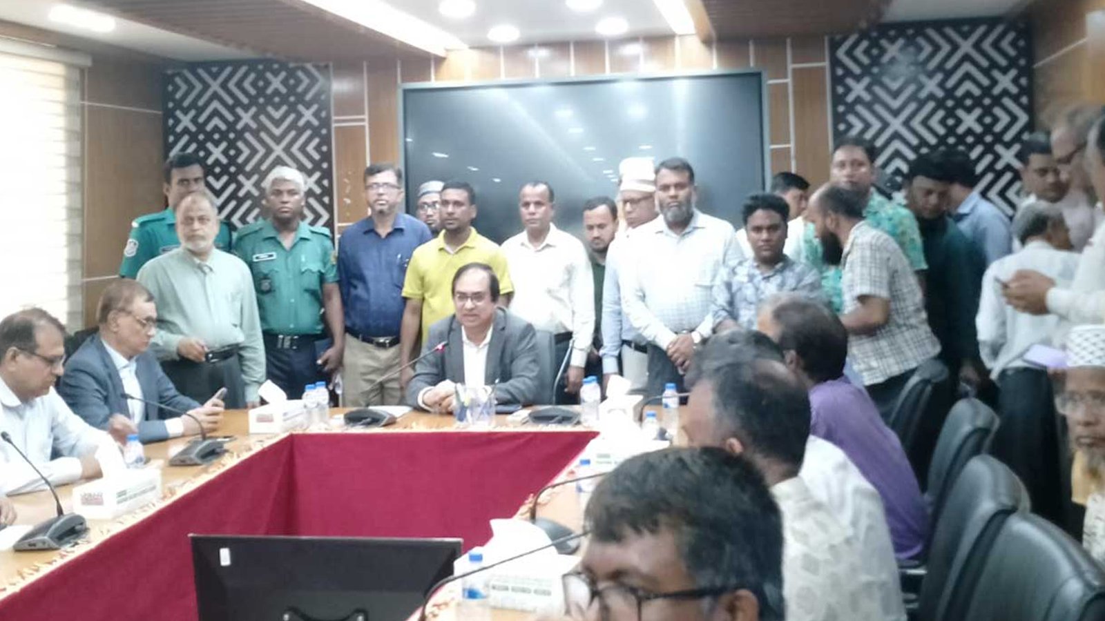 সচিবালয়ে আন্দোলনরত কর্মচারীদের সঙ্গে বৈঠকে সরকার