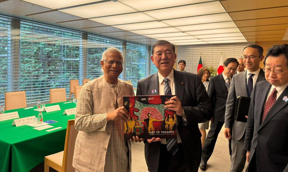 জাপানের প্রধানমন্ত্রীকে জুলাই গ্রাফিতি উপহার দিলেন ড. ইউনূস