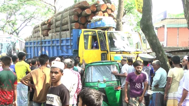 বাজারের ভেতর ঢুকে গেলো কাঠবোঝাই ট্রাক, নিহত দুই পথচারী